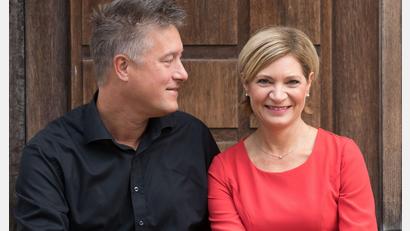 Bild: Kerstin Huber/exb
Susanne Sperrhake liest aus Texten der Komponisten. Lars David Kellner entführt die Zuhörer in die Klangwelt des Kunstharmonuims.