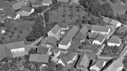 Archivbild: Nostalgie-Luftbildarchiv Erlen Hillerich  © www.luftbildarchiv.com/Markt Winklarn
Auf der Luftbildaufnahme ist das Geburtshaus von Adam Scherr, im Dorfverbund mit Muschenried zu sehen.