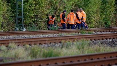 Bild: Henning Kaiser/dpa
Bahn-Mitarbeiter stehen am Rand der Strecke Köln-Düsseldorf.