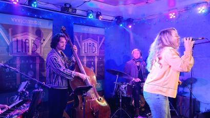 Bild: uz
"Lost in a Bar" auf der "Live Stage": Trotz großer Konkurrenz durch das Volksfest kamen zahlreiche Besucher ins "Parapluie". Die Band hatte keine Probleme, das Publikum mitzureißen.