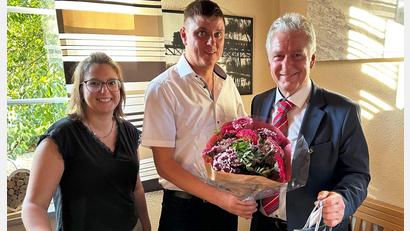 Bild: Günter Stich
Die SPD-Vorsitzenden Alexander Meier (Mitte) und Sabrina Lacher freuen sich mit Bürgermeister Robert Lindner über das einstimmige Votum für dessen erneute Kandidatur.