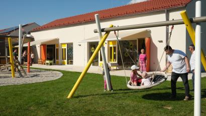 Bild: Hirsch
Das neue Kinderhaus in Stulln ist seit März in Betrieb. Mittlerweile sind auch die Außenanlagen fertig. Beim Tag der offenen Tür bestanden die Geräte den Härtetest.