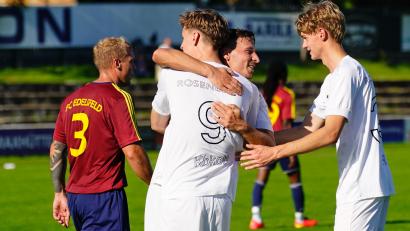 Bild: ref
Lukas Kokott (links) wird von seinen Mitspielern nach dem Treffer zum 1:0 beglückwünscht.
