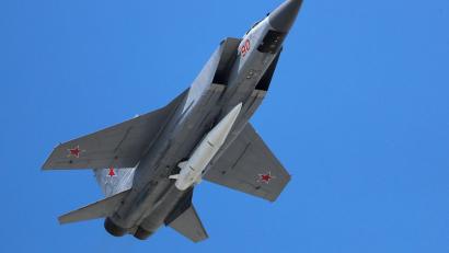 Bild: Pavel Golovkin/AP/dpa
Russischer Kampfjet des Typs MiG-31
