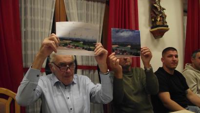 Bild: ror
Hans Balk (links) und Franz Strigl zeigen Bilder, wie sich die Landschaft durch die geplanten Windräder östlich von Matzlesrieth verändern könnte.