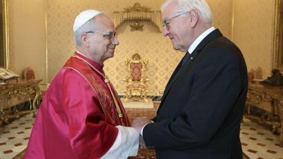 Bild: Vatican Media/IPA via ZUMA Press/dpa
Bundespräsident Steinmeier trifft dem Papst bei Privataudienz.