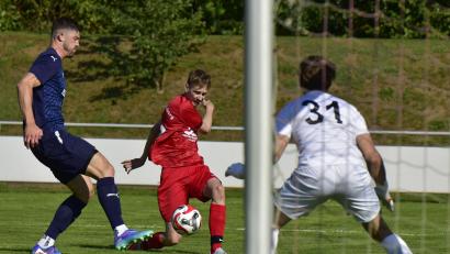 Bild: ham
Patrick Bauer (Mitte) vom TV Nabburg fand mit dieser scharfen Hereingabe keinen Mitspieler, der vollstrecken konnte. Der TV unterlag zu Hause dem SV Schwandorf-Ettmannsdorf mit 0:1.