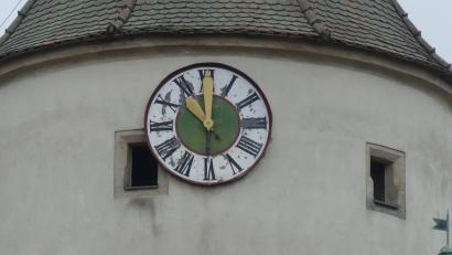 Bild: rn
Seit Freitag, 11 Uhr, zeigt die Turmuhr von St. Laurentius den Eschenbachern wieder die Zeit an.