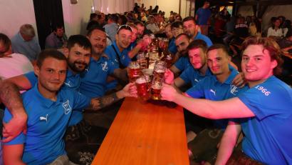 Bild: mrr
Das Team der neugegründeten Herrenmannschaft des SV Vilshofen feierte am Sportheim nicht nur die 42. Kirwa, sondern auch die sportlichen Erfolge in der B-Klasse Süd.
