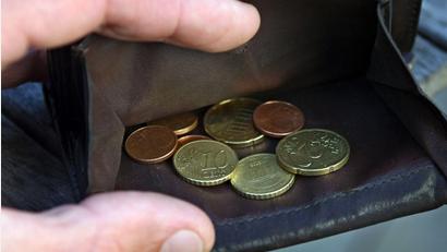 Bild: Karl-Josef Hildenbrand/dpa
Wenn das Geld in besonderen Lebenslagen nicht reicht, springt der Staat ein. Die Zahl der Betroffenen legte zuletzt deutlich zu. (Symbolbild)