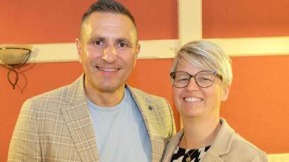 Bild: do
Mit einem einstimmigen Votum bestimmten die Mitglieder des CSU-Ortsverbandes Eschenbach Marcus Gradl erneut zum Bürgermeisterkandidaten. Erste Gratulantin war Ehefrau Birgit.