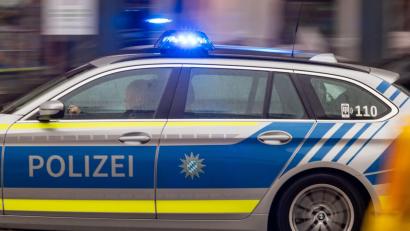 Bild: Peter Kneffel/dpa
Der Polizei zufolge war es eine größere Gruppe, die die Israel-Flagge mit Feuerwerk beschossen hatte. (Symbolbild)