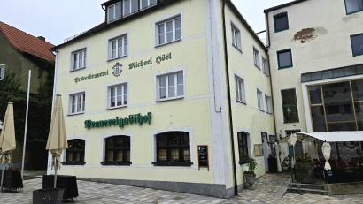 Bild: lnz
Der Brauereigasthof Hösl in Mitterteich befindet sich neben der gleichnamigen Brauerei und verfügt über Gaststube, Nebenraum, Terrasse und fünf Gästezimmer.