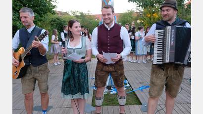 Bild: do
Das Gstanzl-Duo Helena Diepold und Lukas Braun zerrte beim "Dableckn" musikalisch begleitet von Mitgliedern des Horrido-Express humorvoll manches "Dorfgeheimnis" ans Licht der Öffentlichkeit.