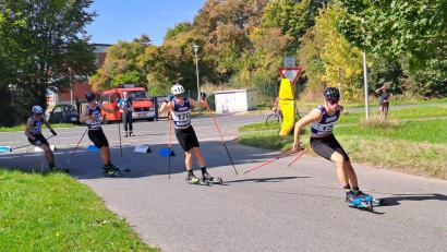 Bild: Andrea Pugner/SCMK Hirschau
Hier lag der spätere Sieger Finn Hoffman vom WSC Erzgebirge Oberwiesenthal noch auf Rang drei. Im Zielsprint setzte er sich danach mit 0,2 beziehungsweise 0,4 Sekunden vor seinen Kontrahenten durch.