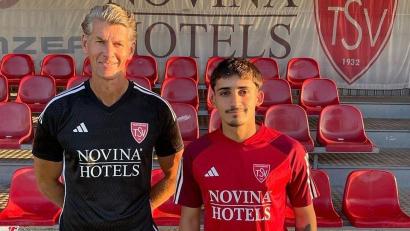 Bild: TSV Kornburg
TSV-Trainer Hendrick Baumgart (links) heißt Luciano Pinola beim TSV Kornburg willkommen.