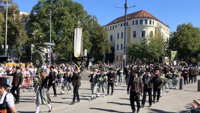 Bild: Christian Seidl
Als Repräsentant der Oberpfalz marschieren die Kaltenbrunner Schützen zur Oktoberfest-Wiesn.