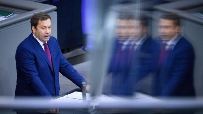 Bild: Bernd von Jutrczenka/dpa
Klingbeil schwört im Bundestag auf harte Zeiten ein.