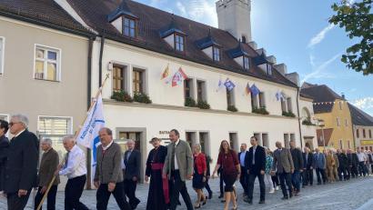 Bild: aub
Zum 125-jährigen Bestehen des Nabburger Männervereins zogen am Festsonntag viele Gratulanten zusammen mit Ehrengast Bischof Rudolf Voderholzer, der links von Vorstand Walter Elberskirch und rechts von Bürgermeister Frank Zeitler begleitet wurde, hinauf zur Kirche.