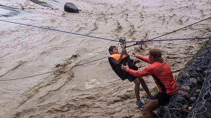 Bild: Philippine Coast Guard/XinHua/dpa
Viele Menschen mussten gerettet werden.