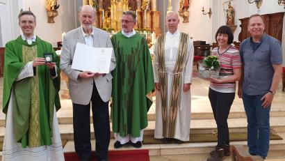 Bild: mas
Stadtpfarrer Thomas Kopp verlieh die Bischof-Sailer-Medaille an Reinhard Paetzolt (von links). Zu den Gratulanten gehörten Guardian Pater Stanislaus, Pater Rafau, Gesamt-Pfarrgemeinderatssprecherin Linda Schmauß und Kirchenpfleger Michael Kippes.