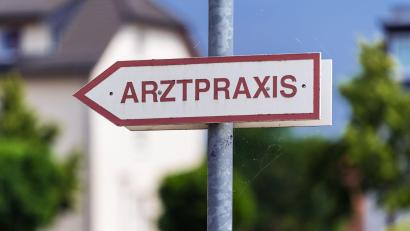 Symbolbild: Soeren Stache/dpa-Zentralbild/dpa
Der Prozess um eine mutmaßliche Vergewaltigung in einer Arztpraxis in Weiden verzögert sich.