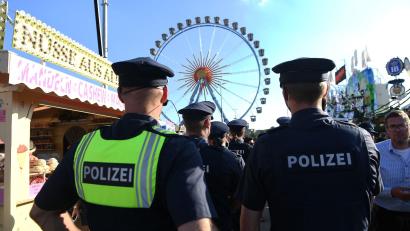 Bild: Felix Hörhager/dpa
Ein Sicherheitsdienst verständigte die Polizei (Archivbild).