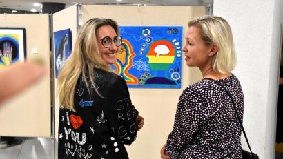 Bild: ubb
Janka Hannemann-Mathes (links) von Lebenplus und Vorsitzende des Stadtmarketingvereins Tirschenreuth ließ sich von Künstlerin Linda von Thun und Hohenstein deren künstlerischen Beitrag erklären.
