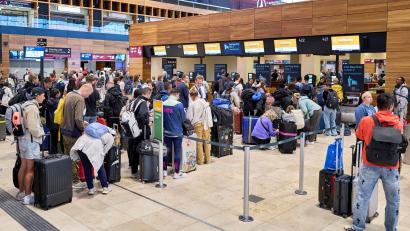Bild: Michael Ukas/dpa
Der Berliner Flughafen wartet weiter auf die Wiederherstellung der Computertechnik zur Passagierabfertigung.