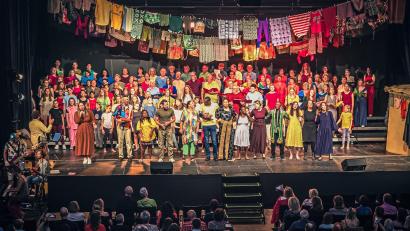 Bild: Heelein
Chor, Solisten und Live-Band begeistern beim Afrika-Musical "Winnie" in der ausverkauften Schwarzachtalhalle. Komponistin Steffi Heelein begleitet am E-Piano.