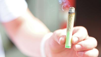 Bild: Michael Brandt/dpa
Junge Erwachsene greifen einer neuen Studie zufolge häufiger zu Cannabis als früher. (Illustration)