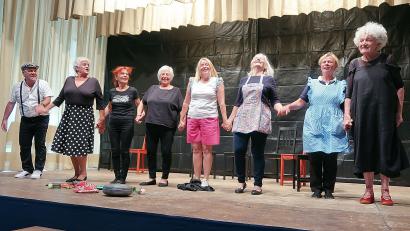 Archivbild: bsc
Viel Applaus erntete die Theatergruppe „Überholspur“ aus Südtirol bereits einmal in der Friedenfelser Steinwaldhalle. Die Leitung des neuen Theaterstücks „Unerhört“ hat erneut Maria Thaler Neuwirth (Vierte von rechts).