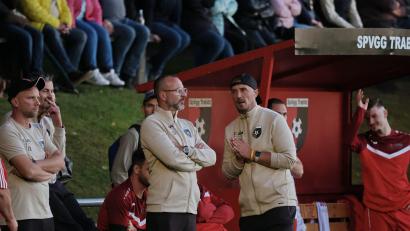 Archivbild: Dieter Jäschke
Daniel Käß (vorne rechts) ist nicht mehr Teil des Trainerteams der SpVgg Trabitz. Thomas Baier (links) hat künftig alleine das Sagen. In der Mitte beobachtet Sponsor Christian Recht das Geschehen.