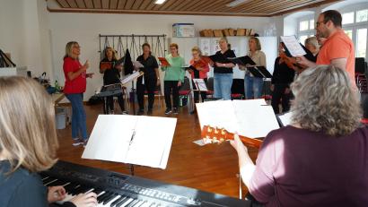 Bild: kaz
Seit Ende Mai übt Andrea Kick mit den Sängerinnen und Sängern sowie Instrumentalisten die Lieder ein, die beim Hoffnungssingen am 12. Oktober zu hören sein werden.