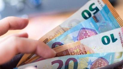 Symbolbild: Monika Skolimowska/dpa
Im Jahr 2024 haben die sozialversicherungspflichtigen Vollzeitbeschäftigten im Landkreis Schwandorf ein mittleres Einkommen von 3723 Euro pro Monat erzielt. Dies entspricht einem Anstieg von 213 Euro im Vergleich zum Vorjahr.