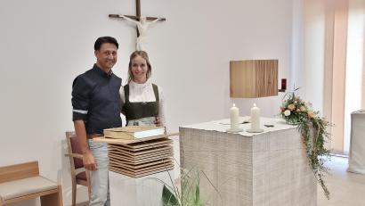 Bild: Thomas Dobler 
Der Fensterbacher Künstler Dominik Schleicher war zusammen mit seiner Frau Julia Ehrengast bei der Segnung der Hauskapelle des Regenstaufer Alten- und Pflegeheims der Caritas. Schleicher hat die liturgischen Orte der Kapelle geschaffen: Ambo (links), Altar (Mitte) und Tabernakel (rechts an der Wand). Außerdem stammt von ihm das Kreuz (im Hintergrund).