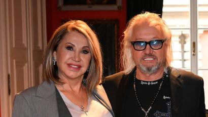 Bild: Felix Hörhager/dpa
Carmen und Robert Geiss lassen Fans an ihrem Leben teilhaben. (Archivbild)