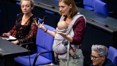 Bild: Fabian Sommer/dpa
Die Grünen-Abgeordnete Hanna Steinmüller hat ihr Kind bereits in der Vergangenheit mit in den Bundestag genommen - nun nahm sie es erstmals mit ans Rednerpult. (Archivbild)