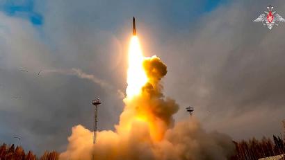 Bild: Uncredited/Russian Defense Ministry Press via AP/dpa
Russland ist bereit, sich ein Jahr lang weiter an die Begrenzungen seiner Atomsprengköpfe und Trägerraketen gemäß dem derzeitigen Abrüstungsvertrag New Start zu halten. (Archivbild)