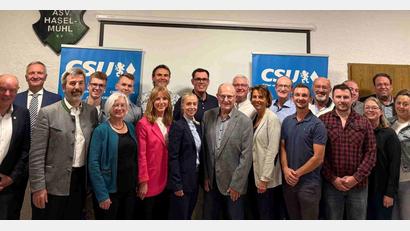 Bild: Tobias Birner/exb
Die nominierten Kandidatinnen und Kandidaten des CSU-Ortsverbands Kümmersbruck für die Kommunalwahl 2026 mit MDL Dr. Harald Schwartz, Bürgermeisterkandidatin Elisabeth Gruber und Bürgermeister Roland Strehl.