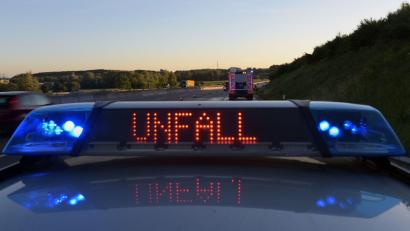Symbolbild: Stefan Puchner/dpa
Nach einem Unfall: Ein Mitarbeiter eines Abschleppdienstes in Schwandorf arbeitete mit unzureichender Schutzausrüstung.
