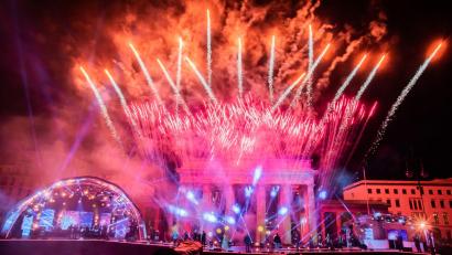 Bild: Christoph Soeder/dpa
Deutschlands größte Silvesterparty in Berlin am Brandenburger Tor war lange Tradition.