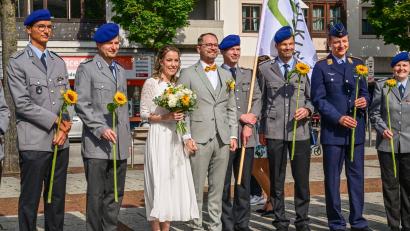 Bild: Siegfried Steinkohl
Umrahmt von Kollegen vom Bundeswehrkrankenhaus Ulm feiern Christian Steinkohl und Daiane Johann Hochzeit.