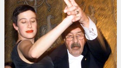 Bild: Kay Nietfeld/dpa
Helene und Günter Grass tanzten bei der Nobelpreisgala 1999. (Archivbild)