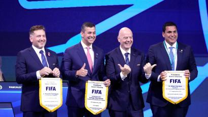 Bild: Fernando Calistro/AP/dpa
Südamerikas Spitzenfunktionäre werben bei FIFA-Boss Infantino um eine WM-Aufstockung. (Archivbild)