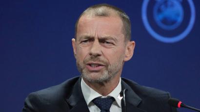 Bild: Darko Vojinovic/AP/dpa
UEFA-Präsident Aleksander Ceferin sieht Liga-Spiele im Ausland kritisch. (Archivbild)