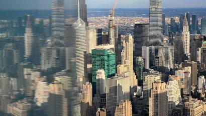 Bild: Benno Schwinghammer/dpa
Die Skyline von Manhattan. In der Immobilienbranche gilt der US-Markt nach einer Branchenumfrage derzeit offenkundig als wenig erfolgversprechend. (Symbolbild)