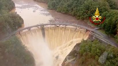 Bild: Vigili del Fuoco/dpa
Das Standbild aus einem Video der italienischen Feuerwehr zeigt den Fluss Valla.