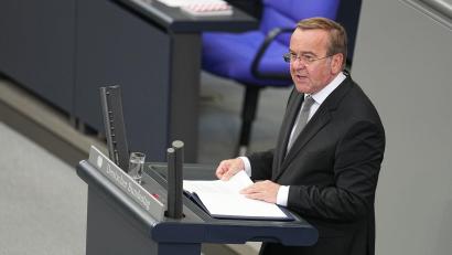 Bild: Michael Kappeler/dpa
„Putin will uns, Putin will die Nato-Mitgliedstaaten provozieren“, sagt Boris Pistorius.