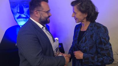 Bild: wro
Über den 1. Preis für den Regierungsbezirk Oberpfalz, übergeben von Stiftungsvorstandsmitglied Barbara Schick, freute sich der Vereinsvorsitzende Matthias Grundler. Ein beleuchtetes Bild des Grafen von der Schulenburg war beim Festakt allgegenwärtig.